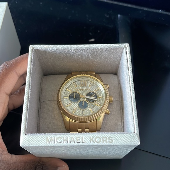 Michael Kors watch, Never worn brand new in the box, and needs new battery - Picture 2 of 2